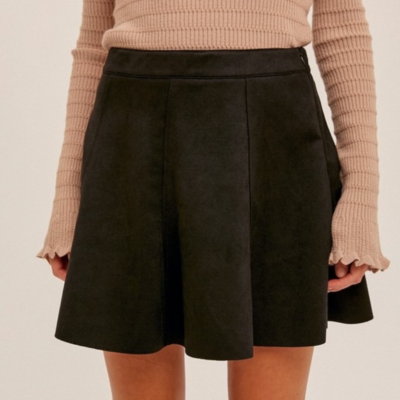 668. ✨NEW Faux Suede Black Mini Skirt W/Side Zipper Raw Hem NEW Item NWT S,M,L - Picture 4 of 5